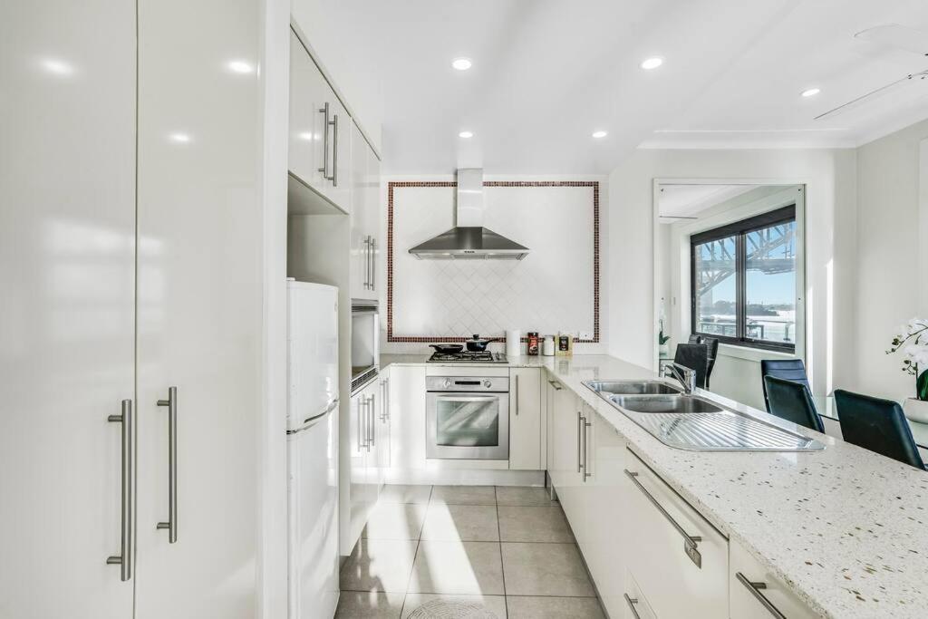 Iconic Harbour Bridge Views Apartment Sydney