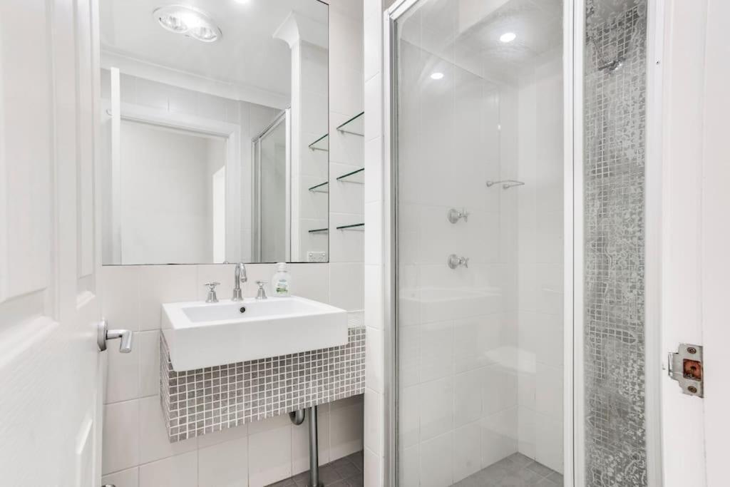 Iconic Harbour Bridge Views Apartment *