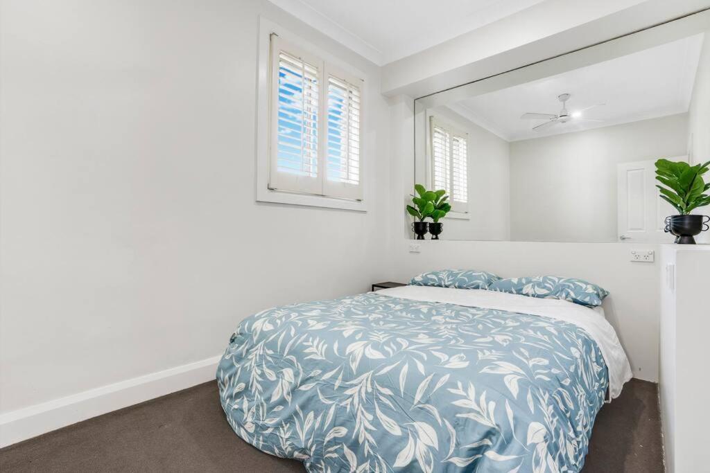 Iconic Harbour Bridge Views Apartment Sydney